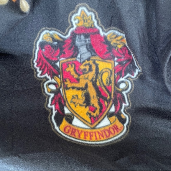 The Wizarding World Harry Potter Gryffindor Robe Fleece Blanket with Sleeves - Picture 6 of 17